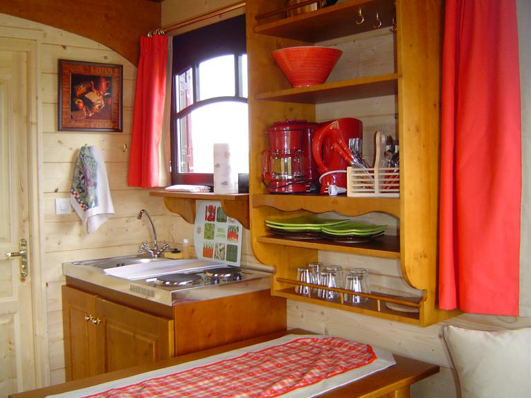 2 plaques électriques
Réfrigérateur avec freezer
Kitchenette avec vaisselle 
Cafetière, grille-pain,
bouilloire élect 2 plaques électriques
Réfrigérateur avec freezer
Kitchenette avec vaisselle 
Cafetière, grille-pain,
bouilloire élect