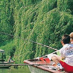 Randonnée fluviale sur la Baïse et le Canal de la Garonne. Passage de plusieurs écluses.Idéal pour une sortie pique-nique en famille.